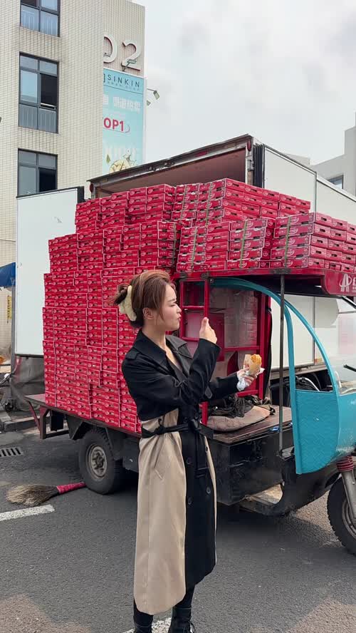 做自媒体三年了，最深刻的一个感受就是这世界是一个巨大的草台班子°。
很多人都停留