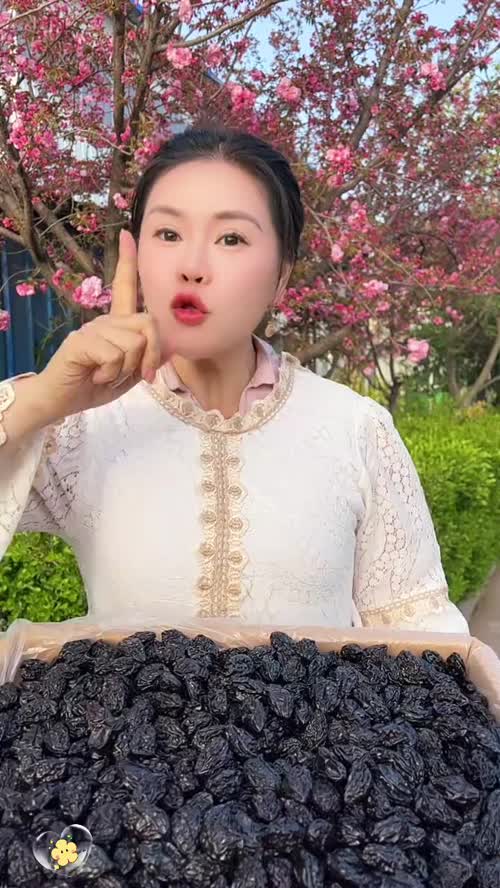 夏天到了吃啥果干？那一定是西梅干！自然晾晒，无蜜饯无腌制，酸甜可口，满满的膳食纤