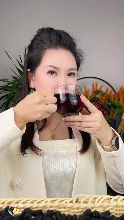 喝水加点料，北漠果业家的桑葚干，产自吐鲁番，自然晾晒，果肉软糯，零食吃，喝水泡茶